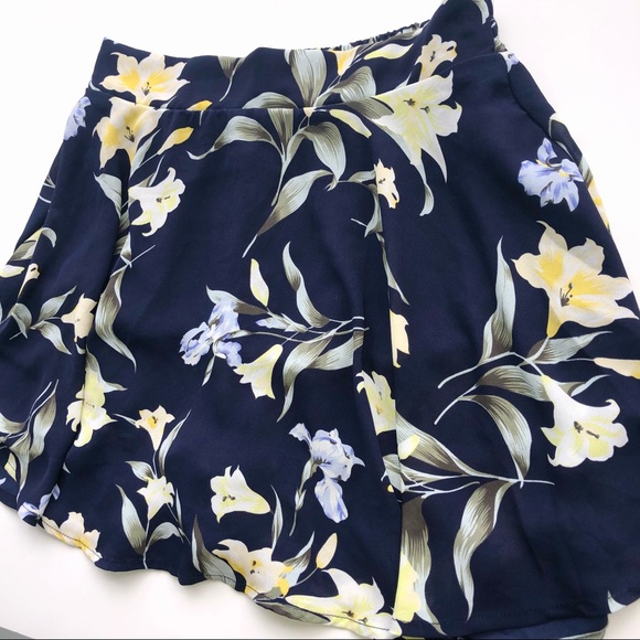 Flowy Floral Mini Skirt with built-in shorts - Picture 3 of 8